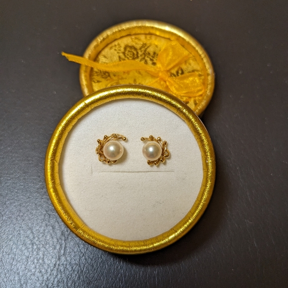 14k yellow gold pearl earrings - Picture 1 of 3